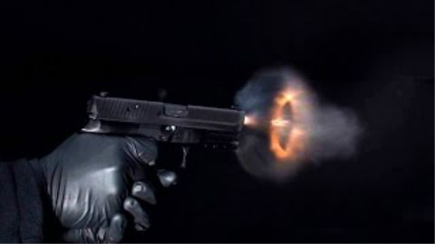 慢镜头看手枪射击瞬间